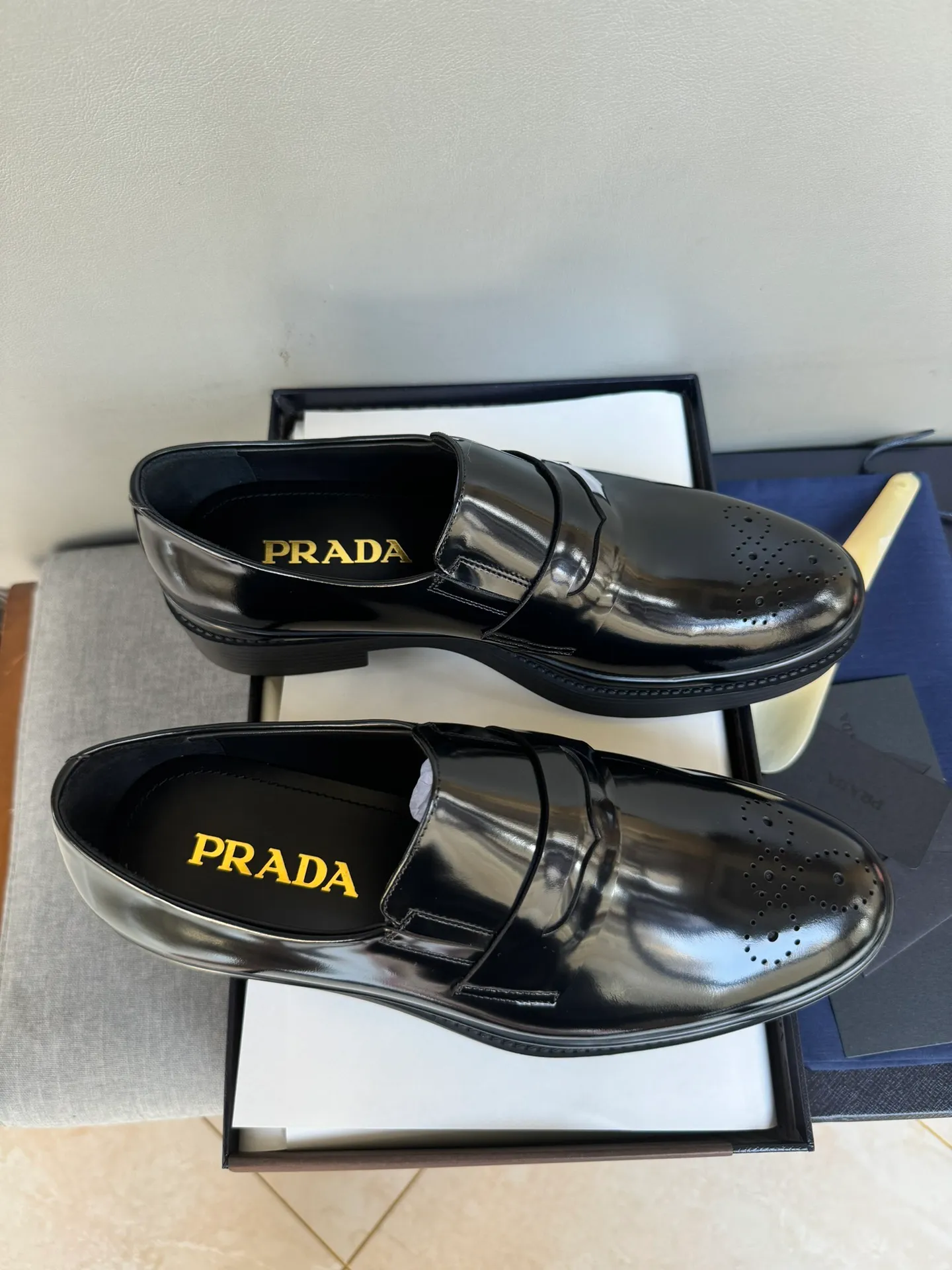 Men's shoes 💰860 Popular recommendations ✨PRADA Prada's top purchasing quality Imported color-brushed open edge beads on the uppers Carved toe design Cowhide lining Private molded TPU outsole Non-slip, wear-resistant and elastic Fashionable and versatile Black 39-44 in stock (38, 45 customized for replacement, return and exchange)